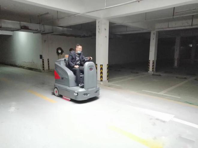 肇庆小区物业保洁不用人力改用驾驶式洗地机了